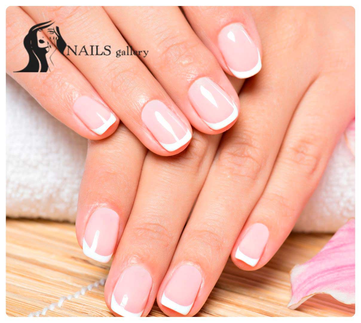 En kvinde har fået lavet negle med en klassisk manicure